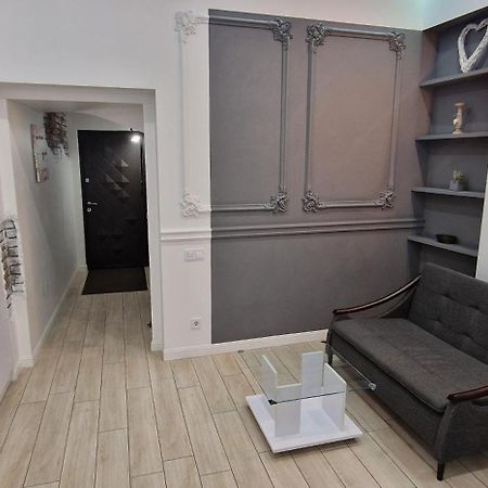 Чорно -Білий Люкс В Центрі Apartment Lviv Bagian luar foto